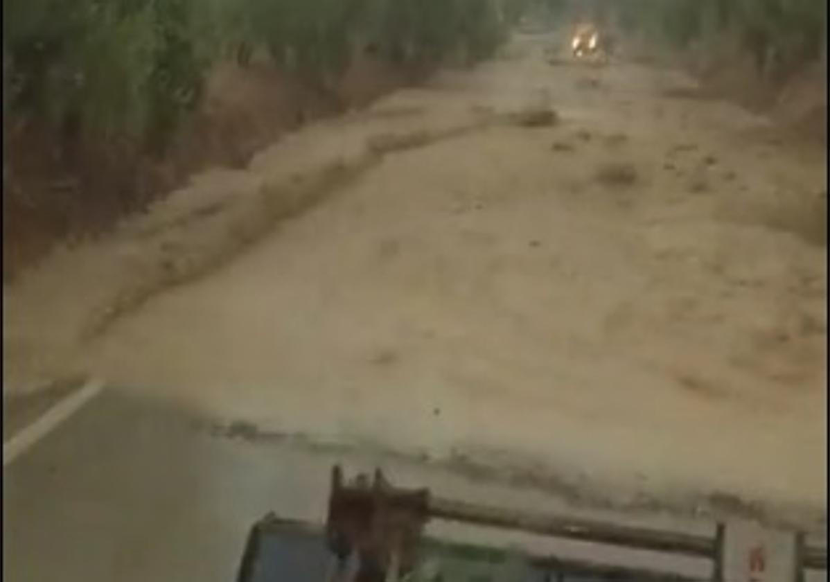 Una Tromba De Agua Obliga A Cortar La Carretera Entre Cuevas Bajas Y